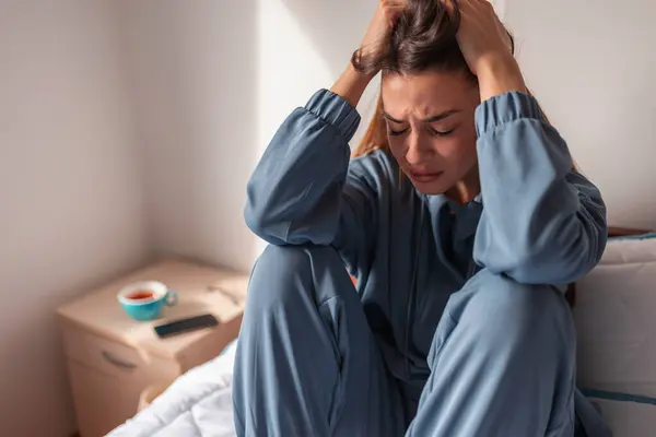 Anxious Young Woman Wearing Pajamas Sitting Bed Morning Holding Head — Stock Photo, Image