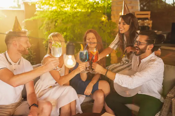 Eine Gruppe Fröhlicher Junger Freunde Amüsiert Sich Auf Einer Geburtstagsparty — Stockfoto