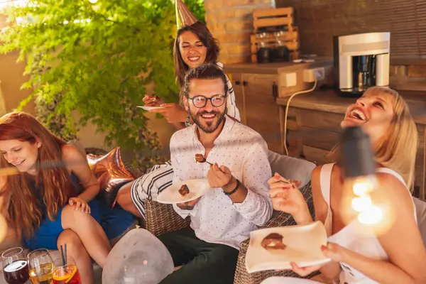 Gruppe Junger Leute Feiert Geburtstag Ihres Freundes Isst Kuchen Und — Stockfoto