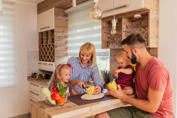 Anne Baba Çocuklarıyla Yemek Pişiriyor Çorba Için Sebze Kesiyor Evde — Stok fotoğraf