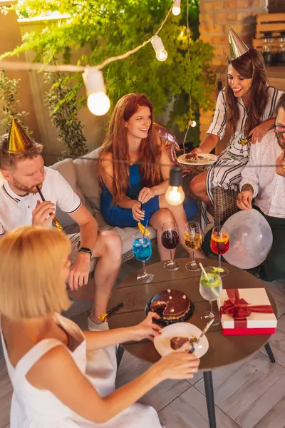 Groep Vrolijke Jonge Vrienden Hebben Plezier Een Verjaardagsfeestje Gastvrouw Snijden — Stockfoto