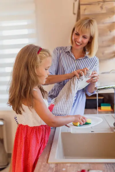 Beautiful Young Mother Having Fun Washing Drying Dishes Kitchen Her — Stock Photo, Image