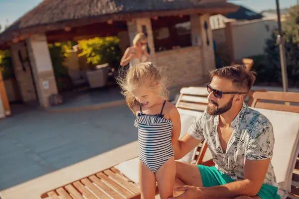 Junger Vater Und Kleine Tochter Sitzen Auf Der Liege Swimmingpool — Stockfoto