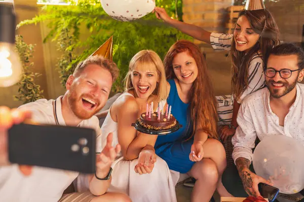 Grupo Jóvenes Amigos Alegres Que Divierten Tomando Selfies Fiesta Cumpleaños —  Fotos de Stock