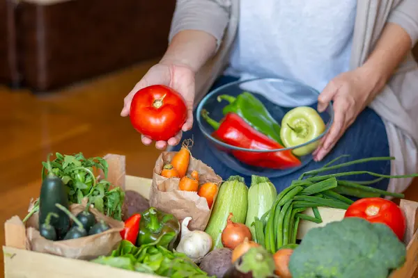 Detail Wanita Yang Memegang Mangkuk Dan Memilih Sayuran Organik Segar — Stok Foto