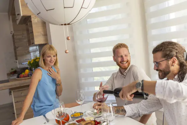 Gruppe Junger Freunde Trinkt Wein Während Sie Hause Abend Essen — Stockfoto