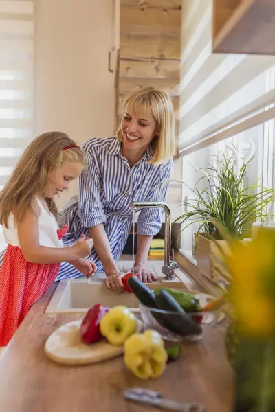 Bela Mãe Filha Feliz Divertindo Lavando Legumes Para Salada Cozinha — Fotografia de Stock