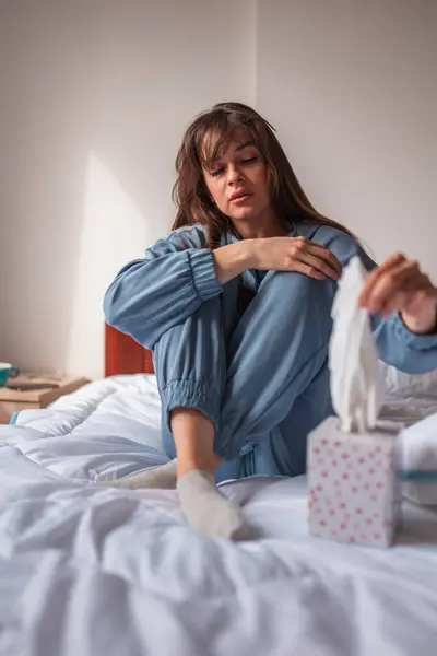 Pijama Giyen Sabahları Yatakta Oturan Gözyaşlarını Burnunu Silmek Için Kağıt — Stok fotoğraf