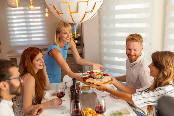 Vrienden Die Plezier Hebben Terwijl Thuis Een Traditioneel Thanksgiving Etentje — Stockfoto