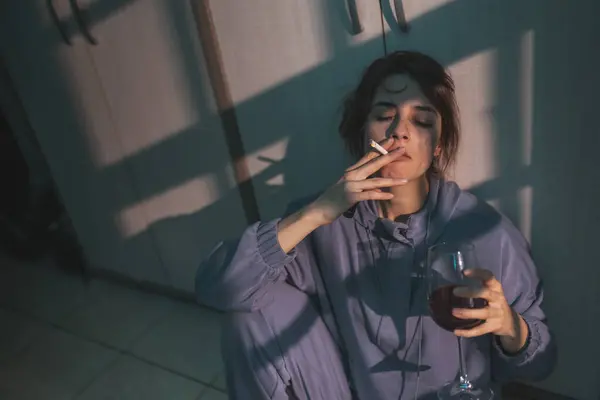 Mujer Joven Deprimida Sentada Suelo Oscuridad Bebiendo Vino Fumando Cigarrillo — Foto de Stock