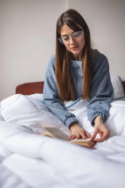 Vacker Pensiv Ung Kvinna Bär Pyjamas Sitter Sängen Morgonen Läsa — Stockfoto