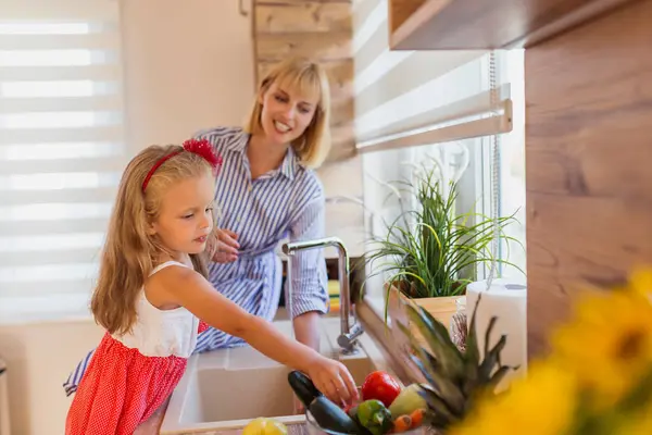 Hermosa Madre Feliz Hija Divierten Lavando Verduras Para Almuerzo Cocina —  Fotos de Stock
