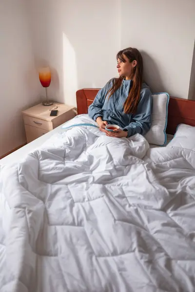Mooie Jonge Vrouw Pyjama Zittend Bed Het Opstaan Ochtend Een — Stockfoto