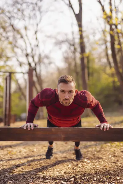 Atletische Man Doet Push Ups Tijdens Het Sporten Straat Workout — Stockfoto