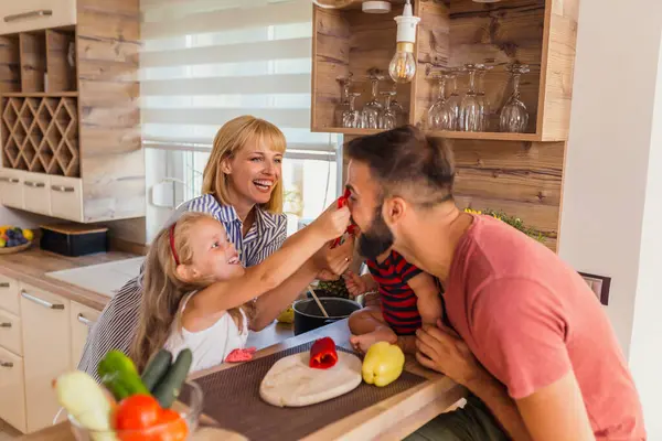 Familia Feliz Divirtiéndose Mientras Cocinan Cocina Madre Hija Sosteniendo Trozos —  Fotos de Stock