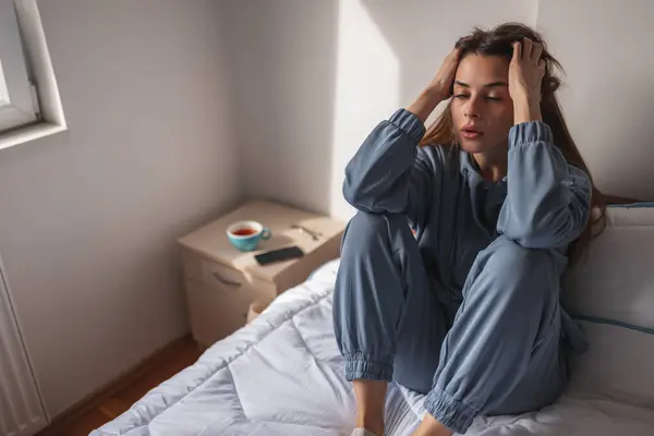 Stresli Genç Bir Kadın Pijama Giyiyor Sabahları Yatakta Oturuyor Ellerini — Stok fotoğraf