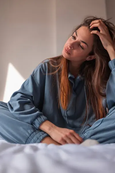Sabahları Pijama Giyen Üzgün Genç Bir Kadın Ağladıktan Sonra Makyajla — Stok fotoğraf