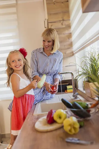 Bela Mãe Filha Feliz Divertindo Lavando Legumes Para Almoço Cozinha — Fotografia de Stock