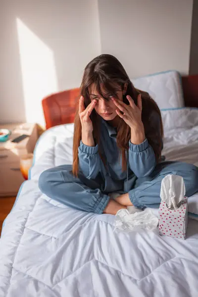 Giovane Donna Sconvolta Pigiama Seduta Sul Letto Mattino Asciugando Lacrime — Foto Stock