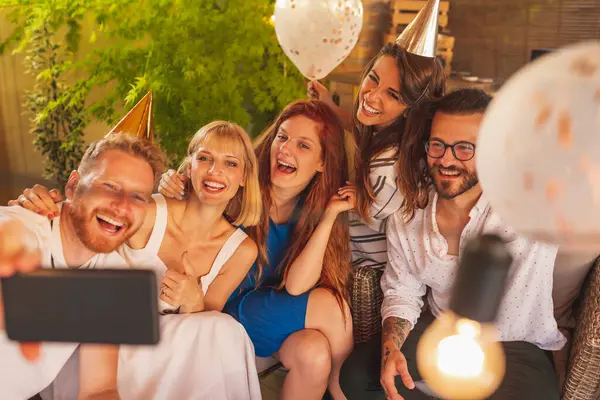 Grupo Amigos Divirtiéndose Fiesta Cumpleaños Tomando Selfies —  Fotos de Stock