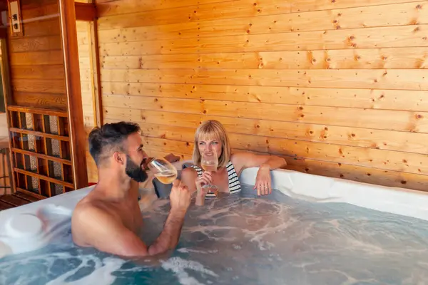 Beau Jeune Couple Amoureux Détendre Boire Vin Dans Centre Spa — Photo