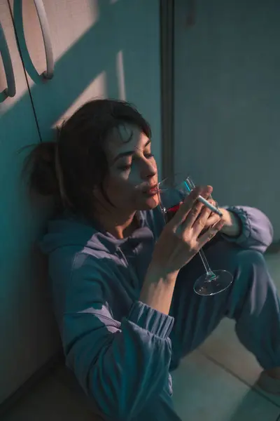 Depressive Junge Frau Die Dunkeln Auf Dem Boden Sitzt Wein — Stockfoto