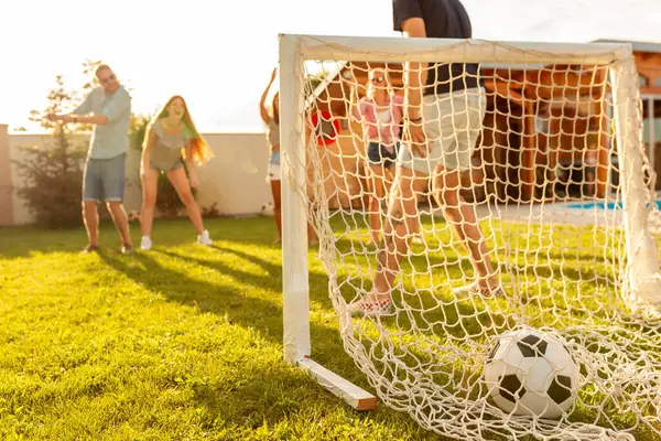 Группа Веселых Молодых Людей Веселых Играющих Футбол Лужайке Выигрывающих Команду — стоковое фото