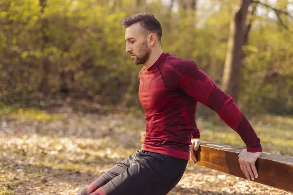 Actieve Man Doet Lichaamsgewicht Dips Tijdens Het Sporten Buiten Straat — Stockfoto