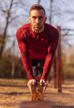 Adam dışarıda spor yapıyor, spor yapıyor, şınav çekiyor.