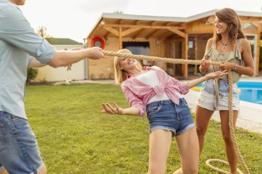 Bir grup neşeli genç arkadaş yaz tatilinde havuz kenarında eğleniyorlar. Limbo dans yarışmasına katılıyorlar. Dans ederken ipin altından geçiyorlar.