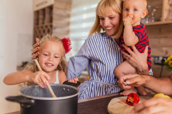 Linda Família Feliz Divertindo Cozinhando Almoço Juntos Desfrutando Tempo Lazer — Fotografia de Stock