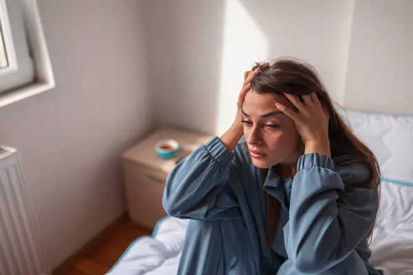 Depresyonda Genç Bir Kadın Pijama Giyiyor Sabahları Yatakta Oturuyor Ağladıktan — Stok fotoğraf
