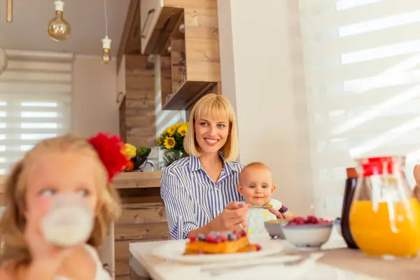 Beautiful Young Mother Having Breakfast Her Children Holding Feeding Baby — Stock Photo, Image