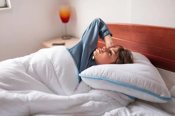 Mooie Jonge Vrouw Dragen Pyjama Liggend Bed Ochtend Gapen Stretching — Stockfoto