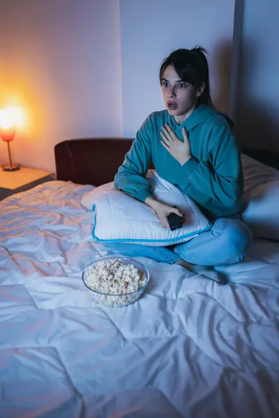 Beautiful Young Woman Wearing Pajamas Sitting Bed Night Eating Popcorn — Stock Photo, Image