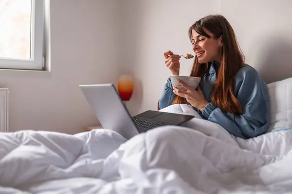 Mujer Joven Usando Pijamas Sentada Cama Por Mañana Desayunando Cama — Foto de Stock