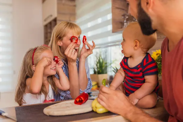 Família Feliz Divertindo Enquanto Cozinha Cozinha Mãe Filha Segurando Pedaços — Fotografia de Stock