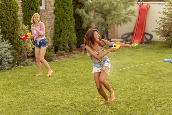 Gruppe Junger Freunde Verbringt Den Sommertag Freien Spielt Mit Spritzpistolen — Stockfoto