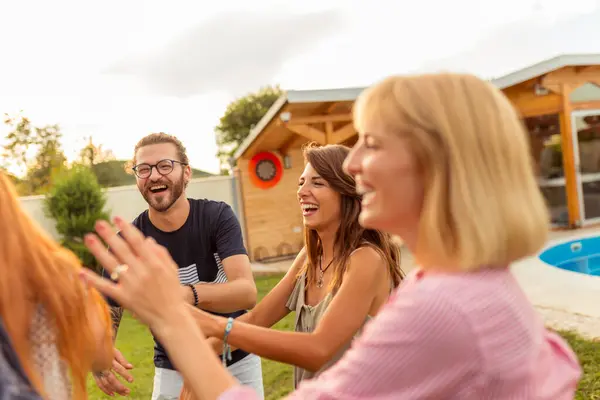 Eine Gruppe Fröhlicher Junger Freunde Amüsiert Sich Auf Einer Sommerlichen — Stockfoto