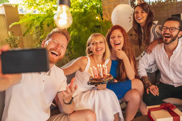 Gruppe Fröhlicher Junger Freunde Macht Selfies Auf Geburtstagsparty Gastgeberin Hält — Stockfoto