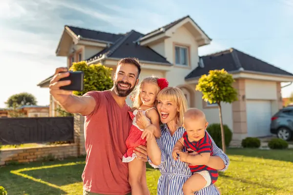 Beautiful Happy Family Having Fun Taking Selfie Using Smarphone Front — стоковое фото
