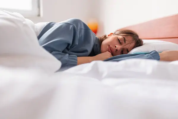 Laag Uitzicht Een Mooie Jonge Vrouw Pyjama Slapend Bed Ochtend — Stockfoto