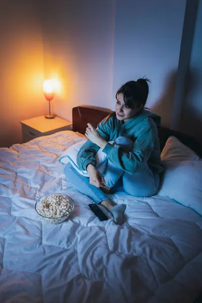Hoge Hoek Uitzicht Mooie Jonge Vrouw Dragen Pyjama Zittend Bed — Stockfoto