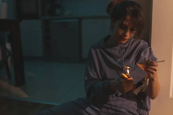 Female Drug Addict Sitting Floor Dark Preparing Next Intravenous Cocaine — Stock Photo, Image