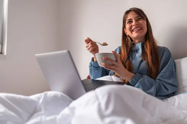 Mujer Joven Usando Pijamas Sentada Cama Por Mañana Desayunando Cama —  Fotos de Stock