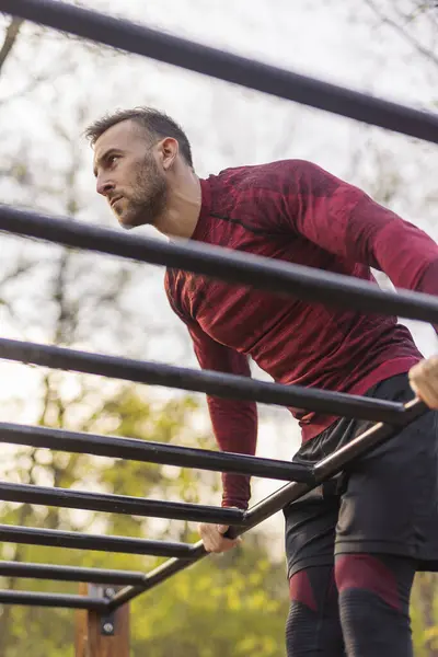 Atletische Man Oefenen Buiten Een Straat Workout Park Doen Pull — Stockfoto