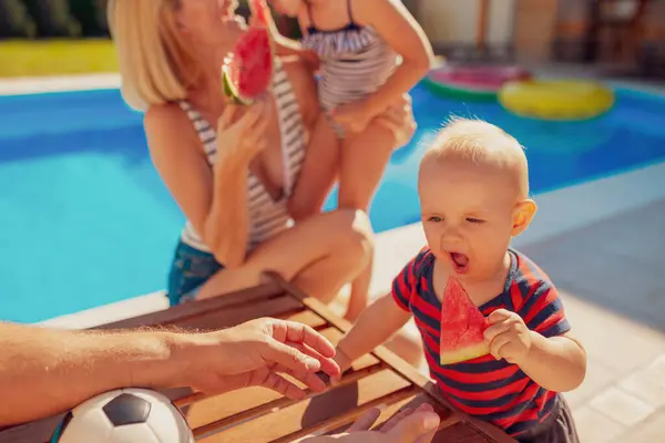 Young Parents Having Fun Spending Hot Sunny Summer Day Outdoors — Stock Photo, Image