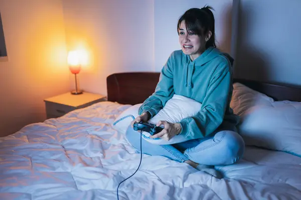 Mulher Bonita Vestindo Pijama Divertindo Casa Jogando Videogames Cama Noite — Fotografia de Stock
