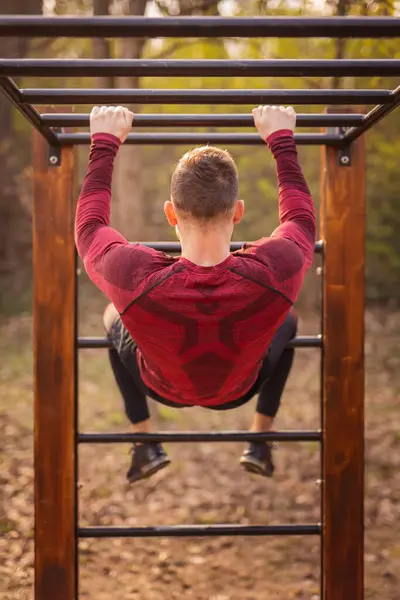 Hombre Musculoso Haciendo Ejercicio Bares Monos Aire Libre Parque Entrenamiento —  Fotos de Stock