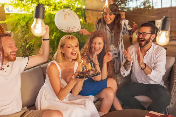 Gruppe Von Freunden Amüsiert Sich Auf Geburtstagsparty Geburtstagskind Bläst Kerzen — Stockfoto